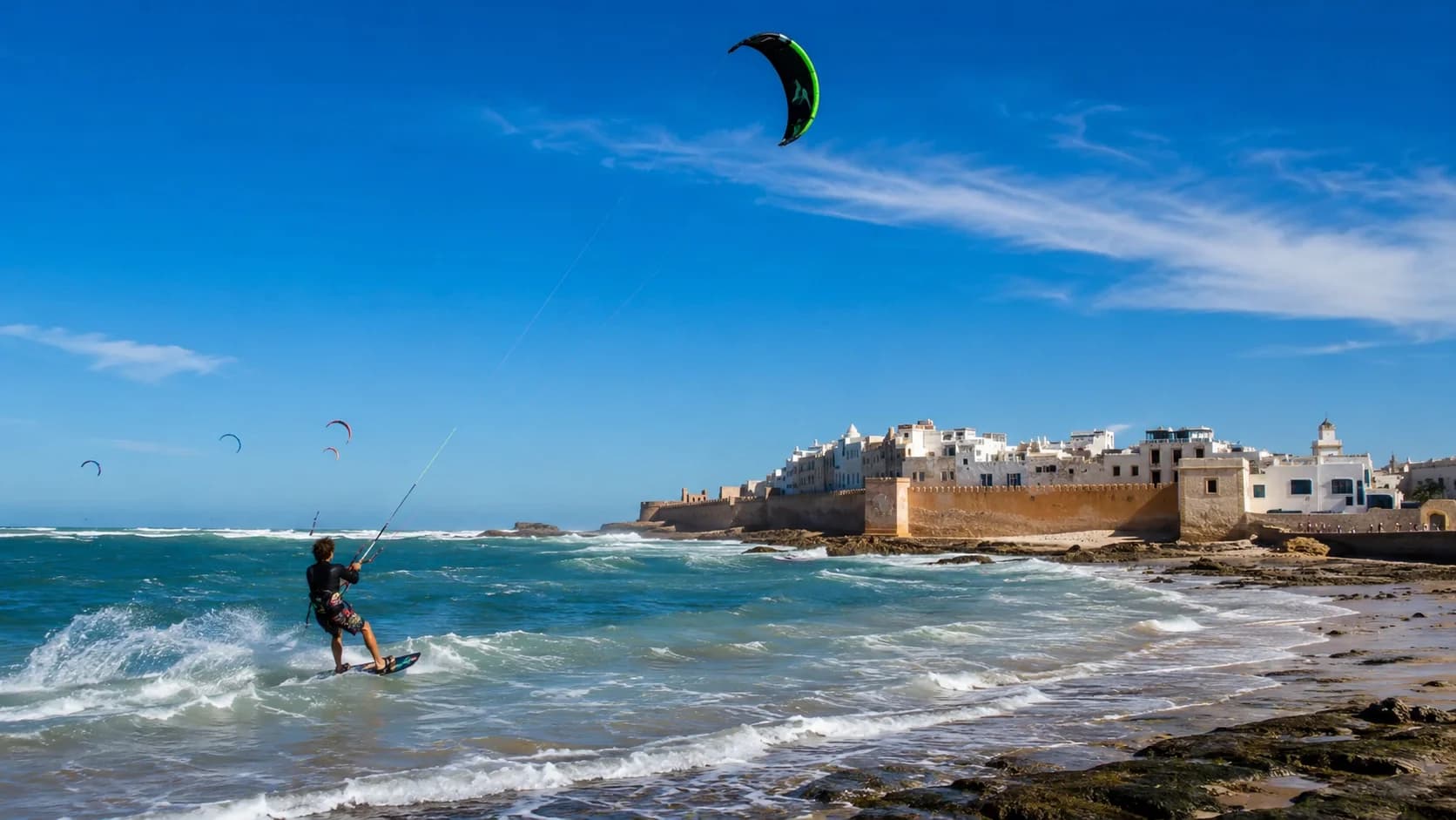 Sezon na kitesurfing i sporty wiatrowe w Essaouirze: Samodzielny przewodnik podróżniczy